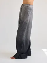 Pantalón ancho de jean con cintura elástica y corte holgado, de color degradado azul.