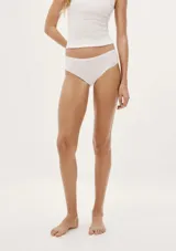 Pack de tres bombachas clásicas de algodón color negro con elástico fino en la cintura y logo en el lateral.