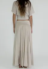 Pollera larga de algodón color gris, con cintura ancha elastizada.