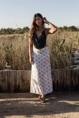 Pollera larga de seda color crudo con lunares celestes.