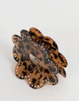 Broche para el pelo con forma de flor, color carey y strass en el contorno.