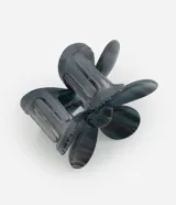 Pinza para el pelo con forma de margarita con efecto mármol en resina color gris oscuro y negro.