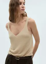 Top de punto fino color beige con cuello en V y tirantes finos.