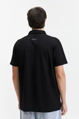 Remera polo negra con bolsillo de nylon en el pecho y logo bordado. Corte regular.