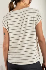 Remera de rayas con calce oversize, de tejido suave y ligero, ideal para un estilo cómodo.