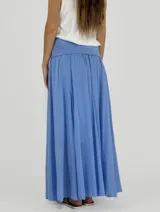 Pollera larga de algodón color gris, con cintura ancha elastizada.