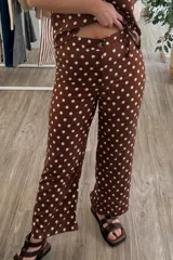 Mono marrón con lunares blancos, de corte holgado, con escote en V y lazos en la cintura.