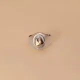 Anillo de plata 925 con aplique ovalado de oro 9k con diseño de dos gotas.