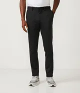 Pantalón de traje de corte super slim, color azul oscuro, confeccionado en tejido de poliviscosa con textura discreta. Presenta trabillas en la cintura, cierre de cremallera y botón, y bolsillos laterales y traseros.