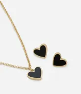 Conjunto de collar con cadena dorada y dije de corazón negro con borde dorado, y caravanas tipo botón con forma de corazón negro con borde dorado.