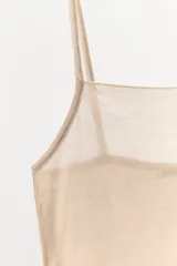 Top color beige de algodón con breteles finos y escote recto.