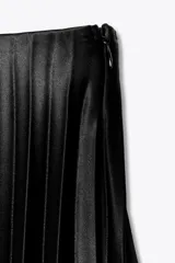 Falda midi plisada color marrón oscuro, de tiro alto y cintura elástica.