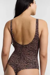 Body marrón con estampado animal print, sin aro ni copa, con breteles finos y cierre inferior con botones a presión.