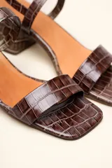 Sandalias marrones de cuero vacuno con textura tipo reptil, dos tiras y taco bloque de 4 cm.