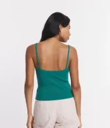 Top blanco de punto texturizado con breteles finos.