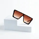 Lentes de sol oversized con montura gruesa de carey y lentes marrones degradadas.
