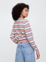 Sweater de punto a rayas horizontales amarillas, azul marino y blancas, con cuello alto.