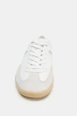 Zapatillas deportivas blancas con detalles en cuero sintético color plata.