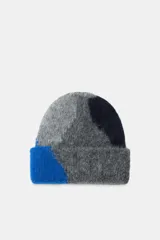 Gorro beanie de lana multicolor con diseño de bloques de color en gris, azul y azul marino.