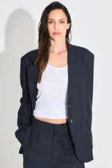 Saco sastrero oversize confeccionado en sarga color azul marino, con estampado de doble R con diseño animal print en la espalda. Tiene botones frontales, bolsillos delanteros y está forrado con tafeta a tono.