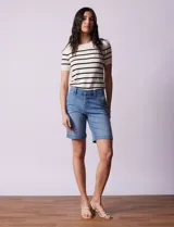 Bermuda de jean elastizada azul, marca One Five One. Tiene pretina con pasadores, botón y cierre. Delantera con bolsillos y trasera con bolsillos simulados.