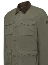 Chaqueta verde militar con cuello de pana marrón, cierre con botones, cuatro bolsillos frontales con solapa y forro de franela desmontable.