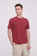 Remera bordeaux de algodón con cuello redondo y mangas cortas.