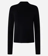 Sweater negro de punto con cuello redondo, puños y ruedo acanalados. Incluye cuello, puños y ruedo de camisa celeste a rayas.