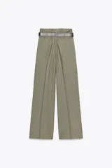 Pantalón de vestir color verde oliva, de tiro alto y pernera ancha, con pliegues delanteros, elástico en la espalda y cinturón marrón de cuero.
