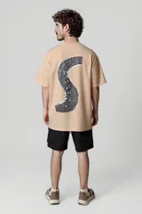 Remera color beige con la palabra "SPEED" estampada en el pecho.