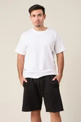 Bermuda de hombre de corte suelto en friza melange, con cintura elástica, cordón de ajuste y bolsillos laterales.