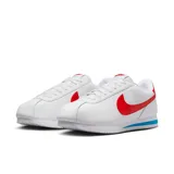 Championes Nike Cortez Leather blancos con detalles en rojo y azul.