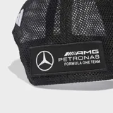 Gorra Adidas negra con paneles frontales rígidos y paneles traseros de malla. Presenta logo de Mercedes Benz bordado en blanco en el frente y logo de Adidas bordado en blanco en la visera.