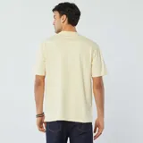 Remera color amarillo claro, de corte recto y mangas cortas.