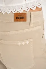 Bermuda de denim color beige, de tiro medio y corte recto.