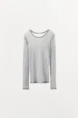 Camiseta entallada gris de manga larga, confeccionada en hilatura con algodón y cuello redondo.