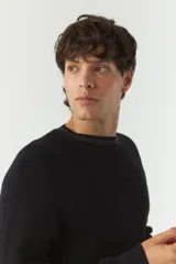 Sweater marrón liso de algodón con cuello redondo y costuras a contratono.