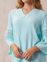 Blusa blanca de gasa bambula, marca Ruby Rd. Cuello a la base y escote en V. Manga ¾ amplia, con aplique en crochet.