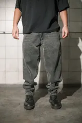 Pantalón de jean gris oscuro, corte amplio y tiro alto.