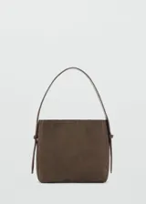 Bolso de hombro marrón de piel serraje, con forro interior, cierre de botón magnético y asa ajustable.