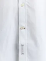 Camisa blanca de vestir, de corte clásico y manga larga.