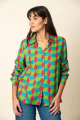 Camisa de corte clásico con estampado geométrico en colores rojo, verde y azul, con cuello y botones frontales.
