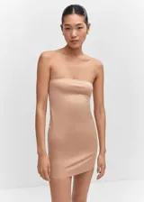 Vestido palabra de honor entallado y sin mangas, confeccionado en tejido elástico y sin costuras.