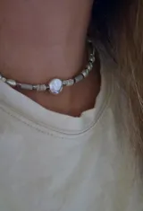 Gargantilla de perlas de río blancas y cuentas de diferentes formas y colores, con cierre de mosquetón plateado.