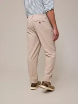 Pantalón de vestir color beige, de corte recto, con bolsillos laterales y traseros. Se ajusta a la cintura con cordón.
