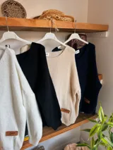 Sweater blanco de mohair con cuello en V y corte oversize.