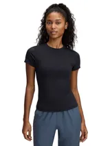 Remera deportiva negra de manga corta, cuello redondo y corte ajustado.