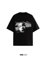 Remera negra de algodón con estampado frontal de una cara fantasmal en blanco y negro.