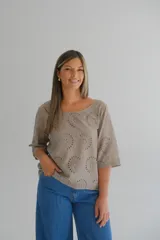 Blusa color visón con escote cuadrado y mangas 3/4 con calados.