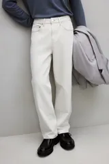 Pantalón de jean color crudo, de tiro alto, corte recto y relaxed fit.